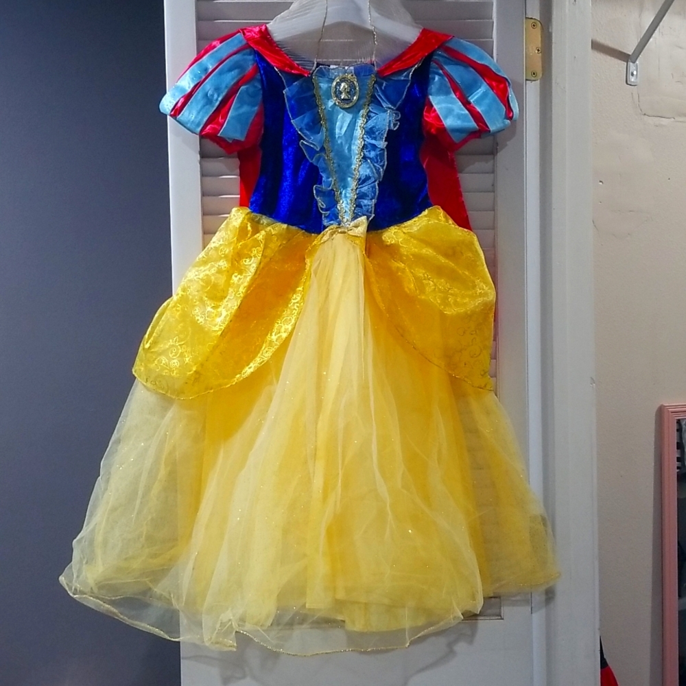 Disney deluxe Snow White costume size 5/6 from the Disney Store Halloween small